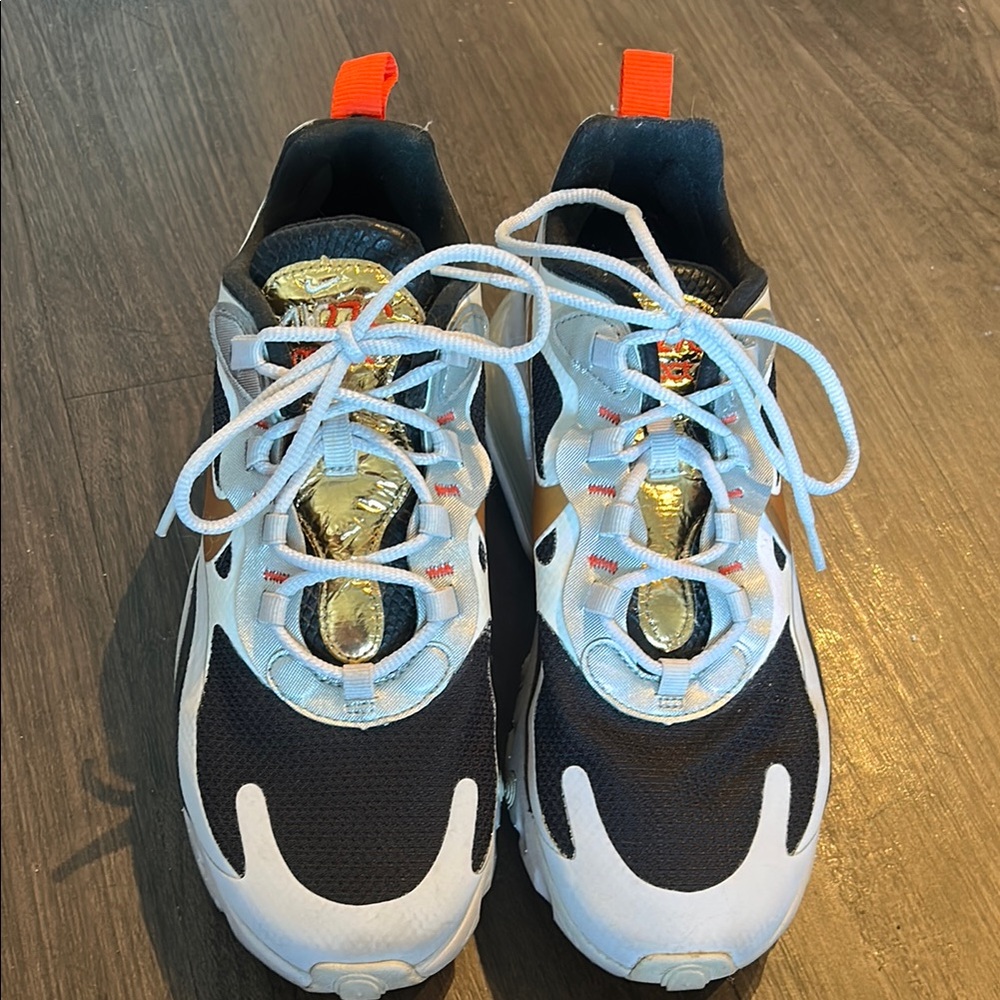 EUC NIKE AIR MAX 270 Black and White Sneakers